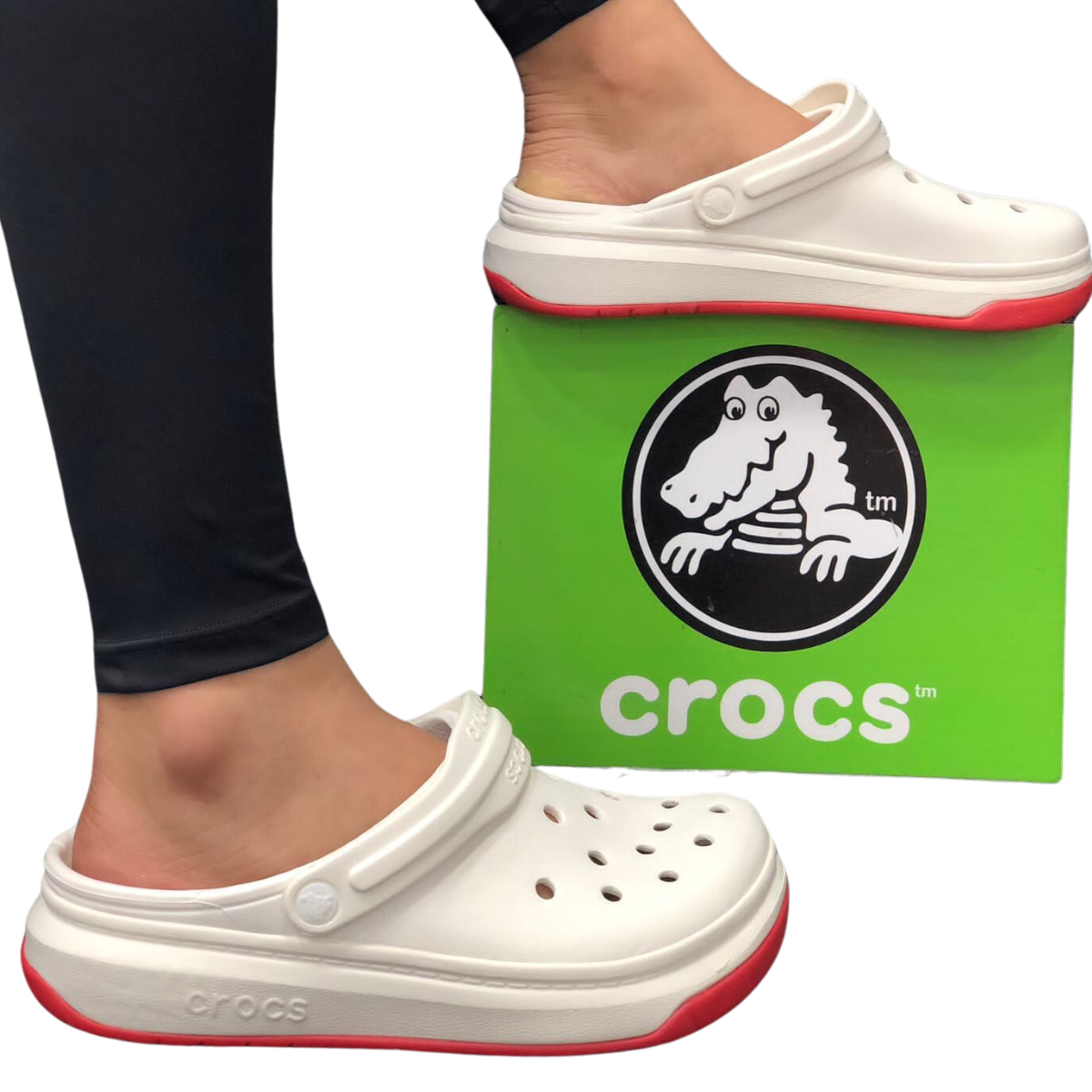 Comprar Crocs Full Force Mujeres: Encuentra las Perfectas para Ti. ¿Estás buscando comprar Crocs Full Force Mujeres? En Onlineshoppingcenterg encontrarás las mejores opciones para adquirir este calzado único que combina comodidad, estilo y versatilidad. En este artículo, te ayudaremos a resolver todas tus dudas sobre las Crocs Full Force, desde sus características hasta cómo elegir el par ideal para ti.  ¿Por qué elegir Crocs Full Force para mujeres? Las Crocs Full Force son ideales para quienes buscan un calzado cómodo, moderno y duradero. Están diseñadas para ofrecer soporte durante largas jornadas, ya sea en el trabajo, en casa o en actividades al aire libre. Estas Crocs destacan por su estilo robusto, plantillas cómodas y colores versátiles.  Características principales de las Crocs Full Force Comodidad excepcional: Cuentan con plantillas moldeadas que se ajustan al pie, garantizando soporte durante todo el día. Material ligero y duradero: Hechas con Croslite™, un material resistente y fácil de limpiar. Estilo único: Su diseño moderno combina bien con outfits casuales y deportivos. Opciones de colores variados: Puedes elegir entre Crocs Full Force blancas, rojas, rosadas y más. En Onlineshoppingcenterg, tienes una amplia selección para comprar Crocs Full Force Mujeres en los colores y tallas que buscas.  Los colores más populares de Crocs Full Force para mujeres Crocs Full Force blancas Las Crocs Full Force blancas son perfectas para quienes prefieren un estilo limpio y minimalista. Son fáciles de combinar con cualquier atuendo y se adaptan bien a climas cálidos.  Crocs Full Force rojas Si buscas un calzado que destaque, las Crocs Full Force rojas son la opción ideal. Este color vibrante aporta energía y personalidad a cualquier look.  Crocs Full Force rosadas El rosa nunca pasa de moda, y las Crocs Full Force rosadas son la elección perfecta para quienes quieren un toque femenino y moderno en su calzado.